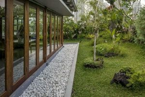 desain teras dengan batu koral