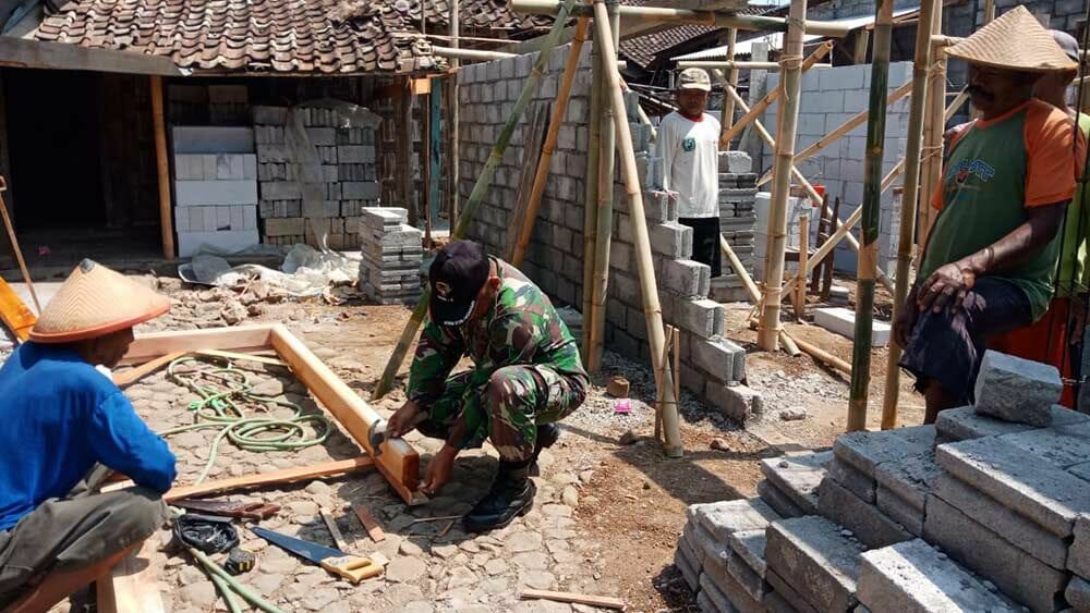 Gotong Royong Membangun Rumah