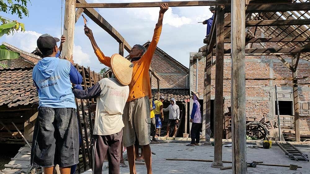 Gotong Royong Membangun Rumah