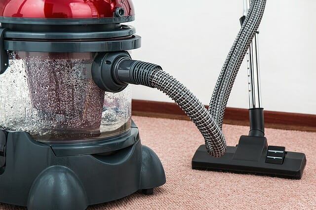 vacuum cleaner penyedot debu di rumah