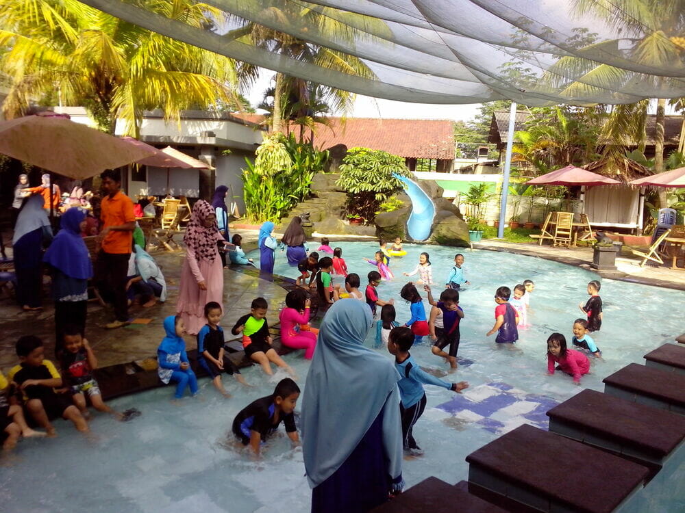 kolam renang taman sari persada