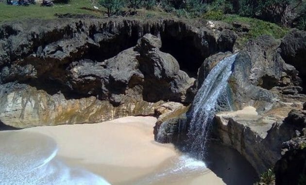 Pantai Banyutowo