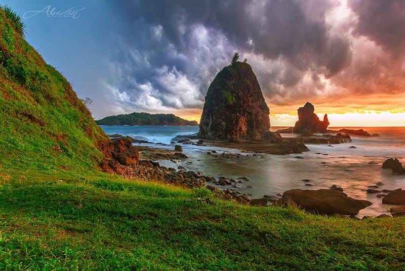 Pantai Watu Lumbung