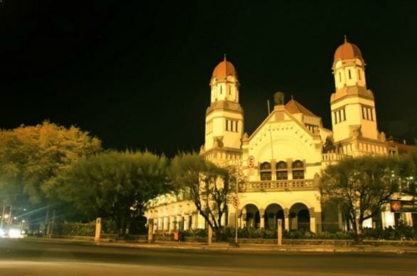 Pesona Lawang Sewu Malam Hari