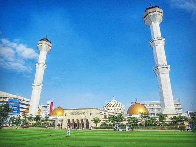 tempat wisata dekat stasiun bandung masjid raya bandung- alun alun bandung