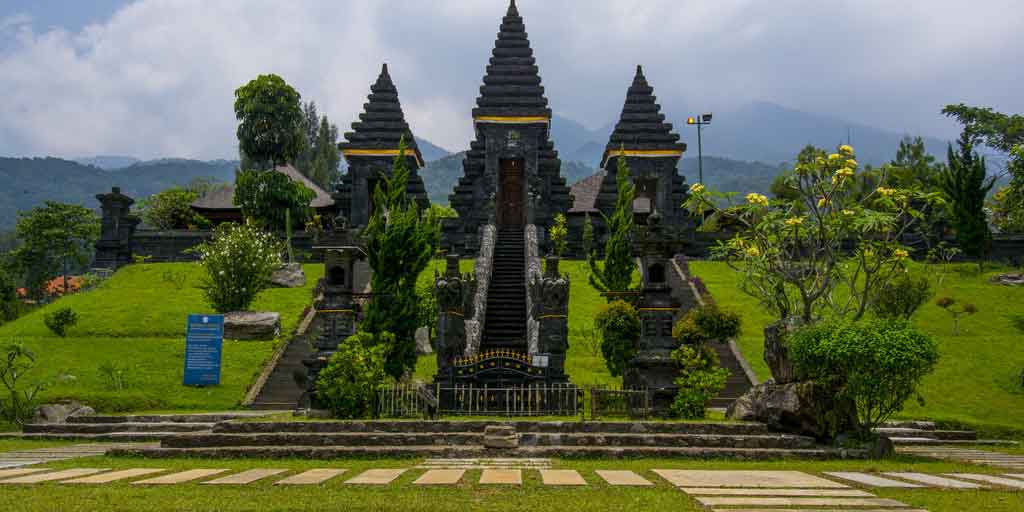 Pura Parahyangan Agung Jagatkarta