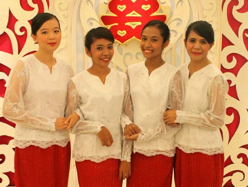 Kemeja Putih Tangan Panjang, Pakaian Adat Maluku