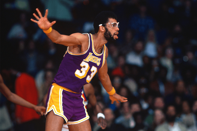 Kareem Abdul-Jabbar Kareem Abdul-Jabbar menjadi salah satu pemain legenda dalam bola basket