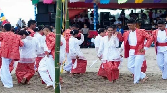 Kebaya Dansa , Pakaian Adat Maluku