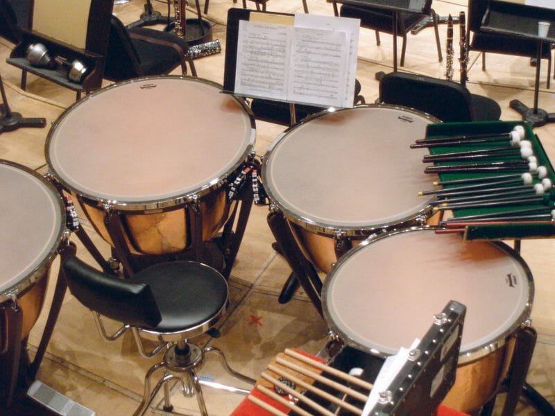 Timpani, salah satu alat musik pukul tidak bernada