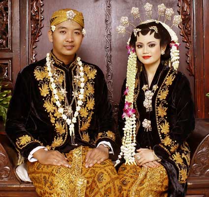 Pakaian Adat pengantin Jawa Timur