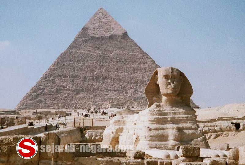 Piramida Khafre (dinasti keempat Mesir) dan Sphinx Agung Giza