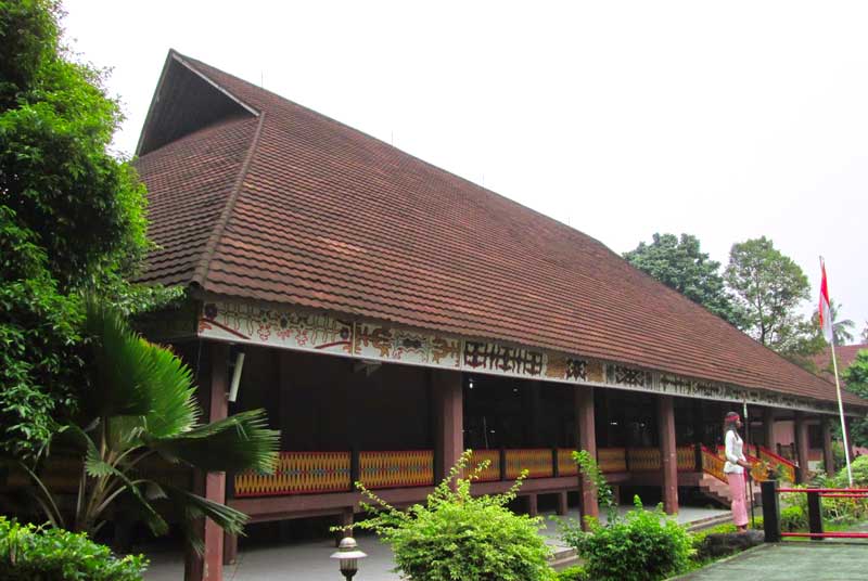 Rumah adat Maluku tampak dari samping depan