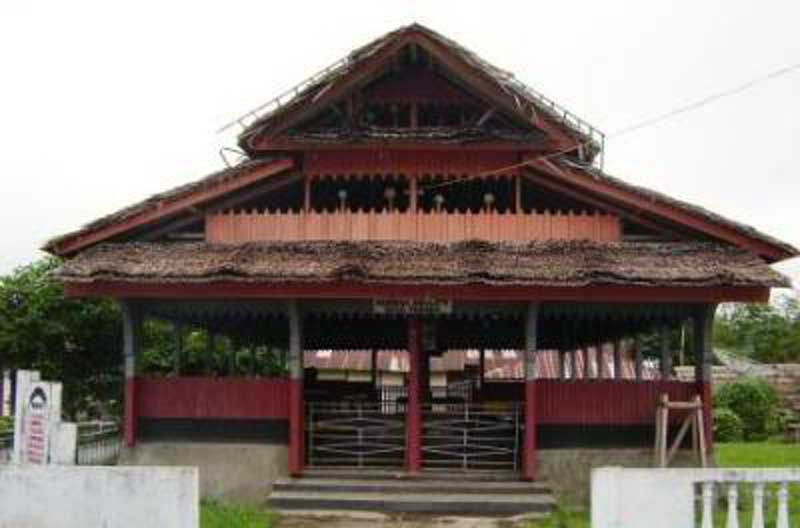 Rumah adat maluku tampak depan