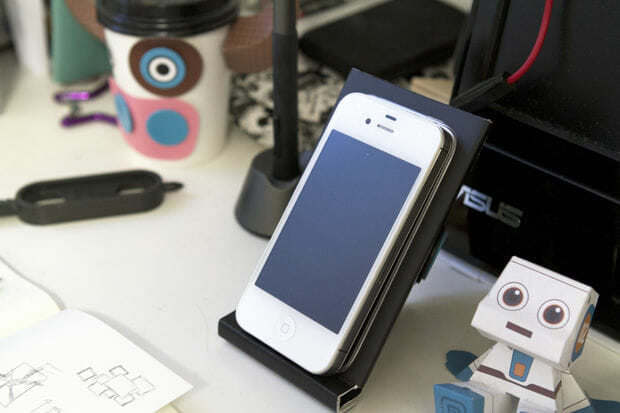 iPhone Desk Stand dari Kardus Bekas iPhone Desk Stand dari Kardus Bekas