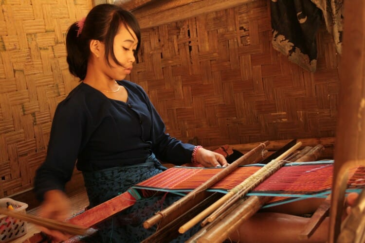 Seni Rupa Terapan Pada Kain Tenun