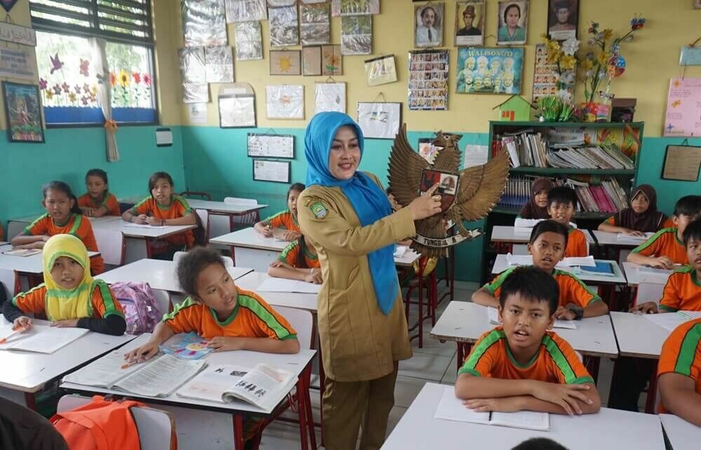 guru Guru sedang mengajar